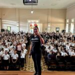 Yokasta Valle Instagram - Hoy gracias a @kolbi_cr visitamos las escuelas Ascensión Esquivel Ibarra y Manuel de Jesús Jiménez de Cartago. Me motiva ser Campeona del Mundo SI! Pero más me motiva poder ser ejemplo para las futuras generaciones de que si se puede, el deporte me forjó me dio la disciplina para ser quien soy hoy! A pesar de tener todo encontrar aprendí que se puede perder pero lo que no se vale es rendirse. No nos rindamos con nuestros niñ@s, ellos son el presente y el futuro de nuestro bello país 🇨🇷!#📸: @municartago Cartago, Costa Rica