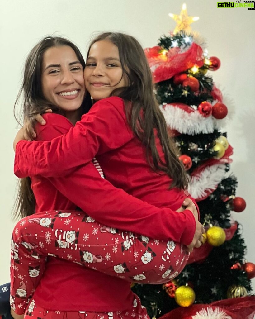 Yokasta Valle Instagram - Modo Navidad activado 🎄 🫶🏽 • • • #navidad #modonavidad #familia #foto #sobrinahija #arbolnavidad #diciembre