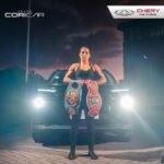 Yokasta Valle Instagram - ¡eQ7⚡️un SUV para campeones! Así como Yokasta aumentá vos también tu estilo en carretera con la máxima potencia de este eléctrico. #grupocoricar #cherycostarica #eq7 #eléctrico