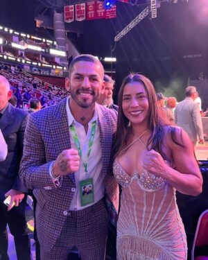 Yokasta Valle Instagram - Gracias a @goldenboy por una excelente velada en Houston, la pase increíble conocí a un excelente ídolo como @jorgelinares y su bella esposa, además de gente que admiro mucho. La última foto es para mi madre @azucenaalvarez5 uno de sus galanes preferidos #mimamaesnovelera 
Thanks to @goldenboy for an excellent evening in Houston, I had an incredible time meeting an excellent idol like @jorgelinares and his beautiful wife, as well as people that I admire a lot. The last photo is for my mother @azucenaalvarez5, one of her favorite actors #mimamaesnovelera