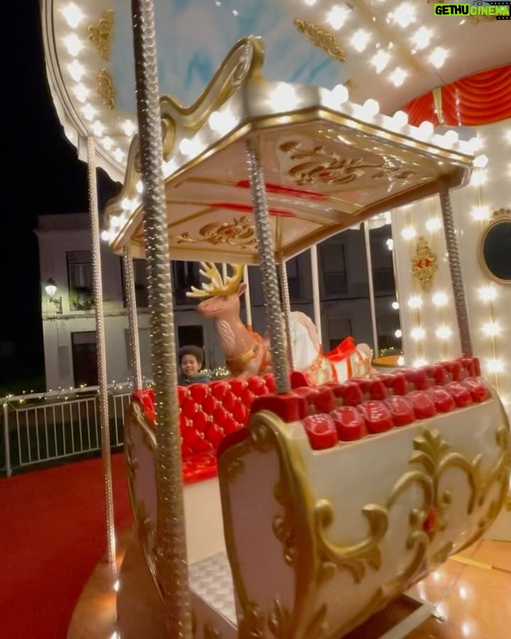 Yolanda Tati Instagram - Fizemos uma Despedida de Filho Único 🥳😂🎠❤️ Organizámos um plano surpresa - como todos os dos seus emocionantes 2 anos e 4 Meses - e levámos o Leonardo para viver um fim de tarde-pseudo-noite-porque-horário-de-Inverno com direito a TANTA limonada, mochis, voos e cowboyada, que até viu estrelinhas… 🤠🤣 NADAAAAN… O Leonilson está PRONTO! VEEEEM, Bebé-Cujo-Nome-Não-Será-Nataniel-nem-Natalino-nem-Natanielson-mesmo-se-nascer-realmente-no-dia-de-Natal… 🎅🏾👋🏾🙉🙈🐒 #MoambaComPizza #Family #Love #Natal #DespedidaDoLeonilson #ItalianoDeCabinda