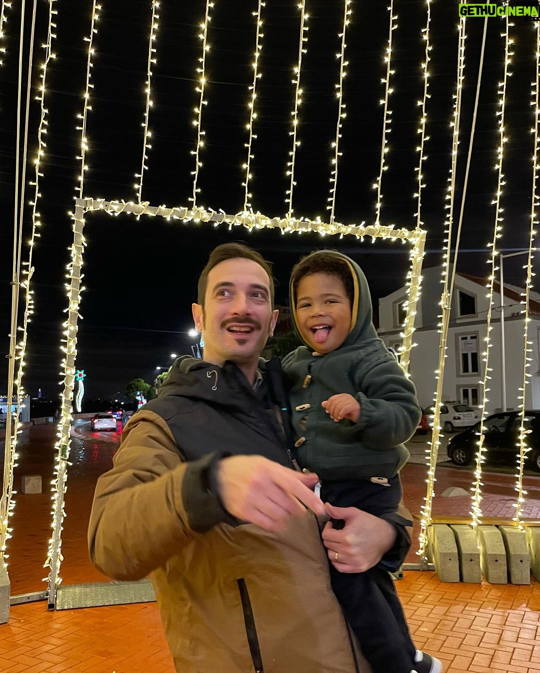 Yolanda Tati Instagram - Fizemos uma Despedida de Filho Único 🥳😂🎠❤️ Organizámos um plano surpresa - como todos os dos seus emocionantes 2 anos e 4 Meses - e levámos o Leonardo para viver um fim de tarde-pseudo-noite-porque-horário-de-Inverno com direito a TANTA limonada, mochis, voos e cowboyada, que até viu estrelinhas… 🤠🤣 NADAAAAN… O Leonilson está PRONTO! VEEEEM, Bebé-Cujo-Nome-Não-Será-Nataniel-nem-Natalino-nem-Natanielson-mesmo-se-nascer-realmente-no-dia-de-Natal… 🎅🏾👋🏾🙉🙈🐒 #MoambaComPizza #Family #Love #Natal #DespedidaDoLeonilson #ItalianoDeCabinda