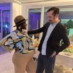 Yolanda Tati Instagram – 9 Months Life. Noite maravilhosa de ontem, com amigos queridos e amados que se mudaram para a vizinhança: Uma benção, estávamos a precisar! Miúdos felizes, abraços sinceros, bom vinho para quem pode… 😅🌙✨ A tribo vai crescendo e nós tbm 🤰🏾🤍 Deslizar e sorrir 🙃
– A Foto do Barrigão de frente Vs A Foto de Lado 😂 Qual PREFEREM? De lado tem mais piada, pras memórias 🦭
– O Vosso Ti Marco Live! Maridão em modo Jam Session 🎸
– A Alegria pura do Leonardo… e o Amor aos croquetes 🫶🏾
– Por fim… A minha vida todinha, num olhar e num gesto ❤️
#MoambaComPizza #TheTatiTurco #9Meses
#Gravida #Family #LifeIsREAL #Love
