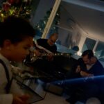 Yolanda Tati Instagram – 9 Months Life. Noite maravilhosa de ontem, com amigos queridos e amados que se mudaram para a vizinhança: Uma benção, estávamos a precisar! Miúdos felizes, abraços sinceros, bom vinho para quem pode… 😅🌙✨ A tribo vai crescendo e nós tbm 🤰🏾🤍 Deslizar e sorrir 🙃

– A Foto do Barrigão de frente Vs A Foto de Lado 😂 Qual PREFEREM? De lado tem mais piada, pras memórias 🦭
– O Vosso Ti Marco Live! Maridão em modo Jam Session 🎸
– A Alegria pura do Leonardo… e o Amor aos croquetes 🫶🏾
– Por fim… A minha vida todinha, num olhar e num gesto ❤️

#MoambaComPizza #TheTatiTurco #9Meses
#Gravida #Family #LifeIsREAL #Love