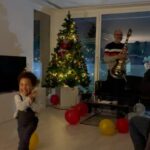 Yolanda Tati Instagram – 9 Months Life. Noite maravilhosa de ontem, com amigos queridos e amados que se mudaram para a vizinhança: Uma benção, estávamos a precisar! Miúdos felizes, abraços sinceros, bom vinho para quem pode… 😅🌙✨ A tribo vai crescendo e nós tbm 🤰🏾🤍 Deslizar e sorrir 🙃

– A Foto do Barrigão de frente Vs A Foto de Lado 😂 Qual PREFEREM? De lado tem mais piada, pras memórias 🦭
– O Vosso Ti Marco Live! Maridão em modo Jam Session 🎸
– A Alegria pura do Leonardo… e o Amor aos croquetes 🫶🏾
– Por fim… A minha vida todinha, num olhar e num gesto ❤️

#MoambaComPizza #TheTatiTurco #9Meses
#Gravida #Family #LifeIsREAL #Love
