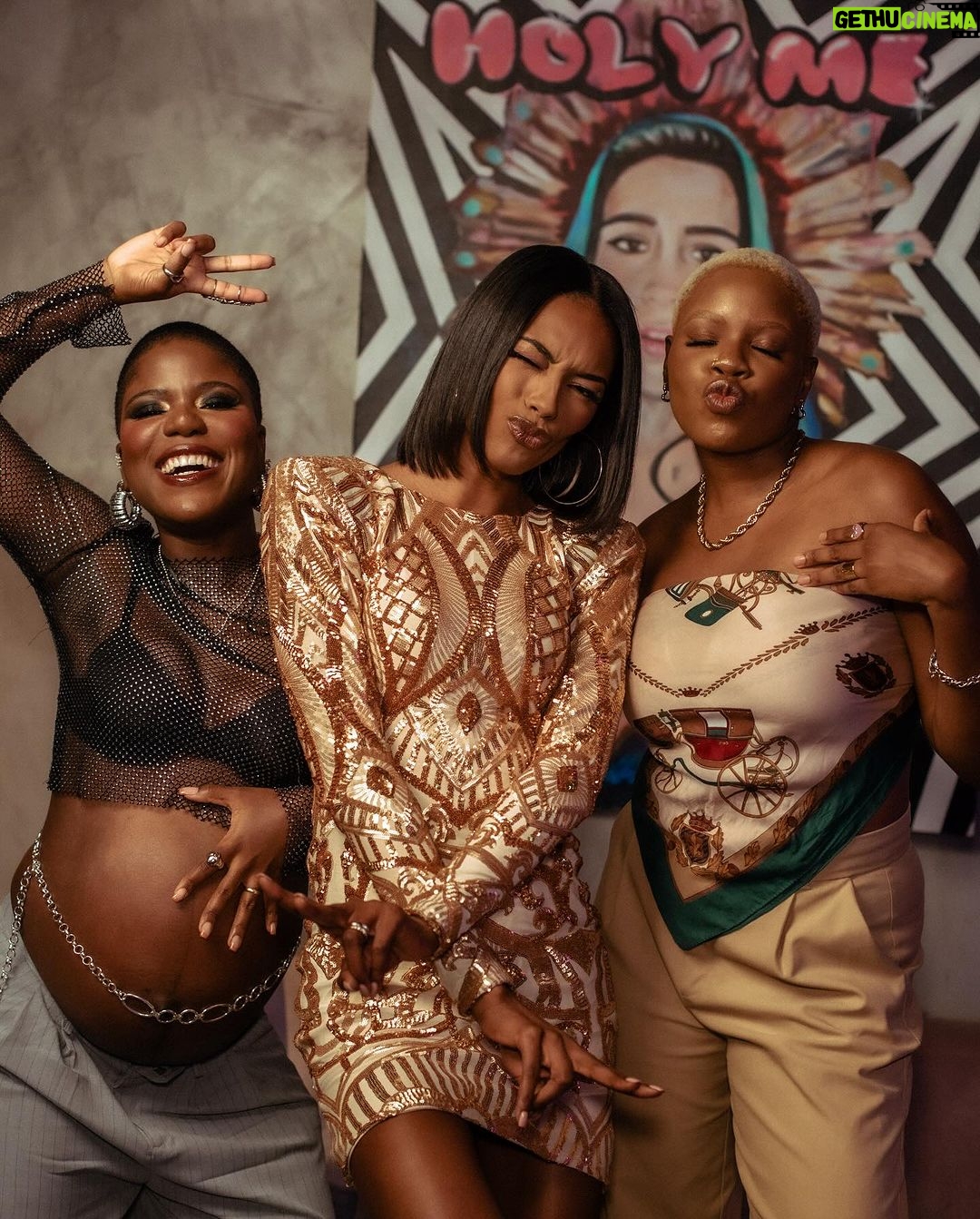 Yolanda Tati Instagram - O ÚLTIMO! Miss Yolo Pod com @sharamdiniz It’s paaarry, É Boda, Dingo Bell… HOJE TEM 😎🔥 Muuuitaaaasss pediram, muuuitaaas acertaram!!! É ELA, ANGOLA! É ELA, BRASIL! É ELA, PORTUGAL! O Ícone, Anjo da VS, Protagonista da Mercedes Benz, Balmain, Chanel, Vogue… AHHH, HOJE É HOJE!!! É o último episódio deste Ano, eu estou gravidissíma e assim vos digo “Até já” com este Especial… Assim me despeço ❤️ E assim vos agradeço… A todos, por TUDO! Estamos juntos, ligados e bué de misturados Miss Yolo Na Casa: 19H🇵🇹 20H🇦🇴 16H🇧🇷 21H🇲🇿 No YouTube e em todas as plataformas de podcast. ACTIVEM 🔔 SE CHAMEEEEEEM! VAI PIPOCAAAR
