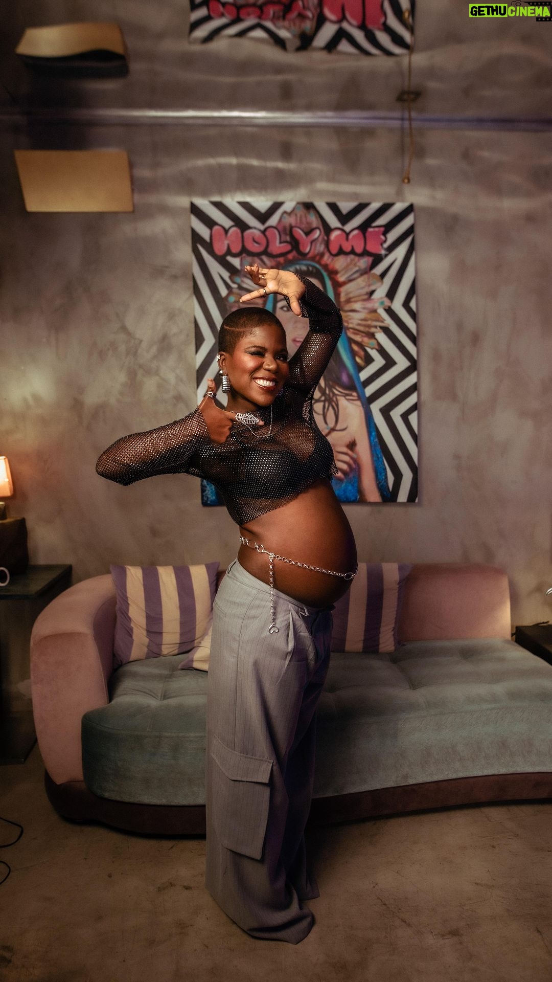 Yolanda Tati - 31.5K Likes - A nossa DPP é e sempre foi…
🌟 25/Dezembro/2023 👼🏽❤️🎅🏾🥹💫
Podem RIR! 😅 O tipo de pergunta que evitei a gravidez toda, para me proteger da expectativa e daquela pressão… mas que agora se tornou só CÓMICO. E eu jurei que não… Que pressentia que ia nascer antes de 20… Porque não era possível, gente… “Ninguém nasce no NATAL!!!!!”
Na primeira eco morfológica, a minha Médica ria-se:
- Já é o meu 3° este ano! 😂
Eu para ela: - Mas a Dra sabe que 83% não nasce no dia previsto… (inventei o número e esperei a cara dela…)- riu-se de novo. E hoje eu estou aqui. Deitada, de pernas cruzadas, para evitar anos a ouvir o meu amado filho reclamar “Nasci no Natal, nunca tenho festa…” ou “Nasci no Natal, só recebo uma prenda”… FILHO, A MAMÃ TENTOU!!!!!!!!!
Neste momento é: NATAL (40sem) ou ANO NOVO (41)????
Só depende mesmo de ti, Filhão…
Escolhe só bem e eu vou seguir bala 🤞🏾🤞🏾🤞🏾😂
#MissYoloMood #MoambaComPizza #SegundoPrato
#Parto #Gravidez #Natal #LifeisREAL