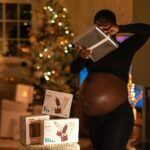 Yolanda Tati Instagram – GRANDE EMBRULHO! 😂🎁 Este Natal não me restou energia nem tempo para muitos presentes… Porém: este foi também o ano onde o Amor dos meus se fez mais Presente. Para quem está a correr, como eu, sugiro os kits Botik do @oboticariopt. O presente ideal para a Mãe, a Amiga ou a Irmã que ama e merece uma rotina de skincare perfeita. Adoro a estética dos frascos, a sustentabilidade das embalagens, e o alto poder regenerador para: TODAS-as-peles… Melhor do que isso? Só nascendo de novo. Mas quem DEVIA NASCER… NÃO NASCE. Só acho… 🥹
@oboticariopt #EuEscolhoAMinhaPele
#Botik #SquadBotik #OBoticarioPt Pub