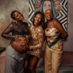 Yolanda Tati Instagram - O ÚLTIMO! Miss Yolo Pod com @sharamdiniz It’s paaarry, É Boda, Dingo Bell… HOJE TEM 😎🔥 Muuuitaaaasss pediram, muuuitaaas acertaram!!! É ELA, ANGOLA! É ELA, BRASIL! É ELA, PORTUGAL! O Ícone, Anjo da VS, Protagonista da Mercedes Benz, Balmain, Chanel, Vogue… AHHH, HOJE É HOJE!!! É o último episódio deste Ano, eu estou gravidissíma e assim vos digo “Até já” com este Especial… Assim me despeço ❤️ E assim vos agradeço… A todos, por TUDO! Estamos juntos, ligados e bué de misturados Miss Yolo Na Casa: 19H🇵🇹 20H🇦🇴 16H🇧🇷 21H🇲🇿 No YouTube e em todas as plataformas de podcast. ACTIVEM 🔔 SE CHAMEEEEEEM! VAI PIPOCAAAR