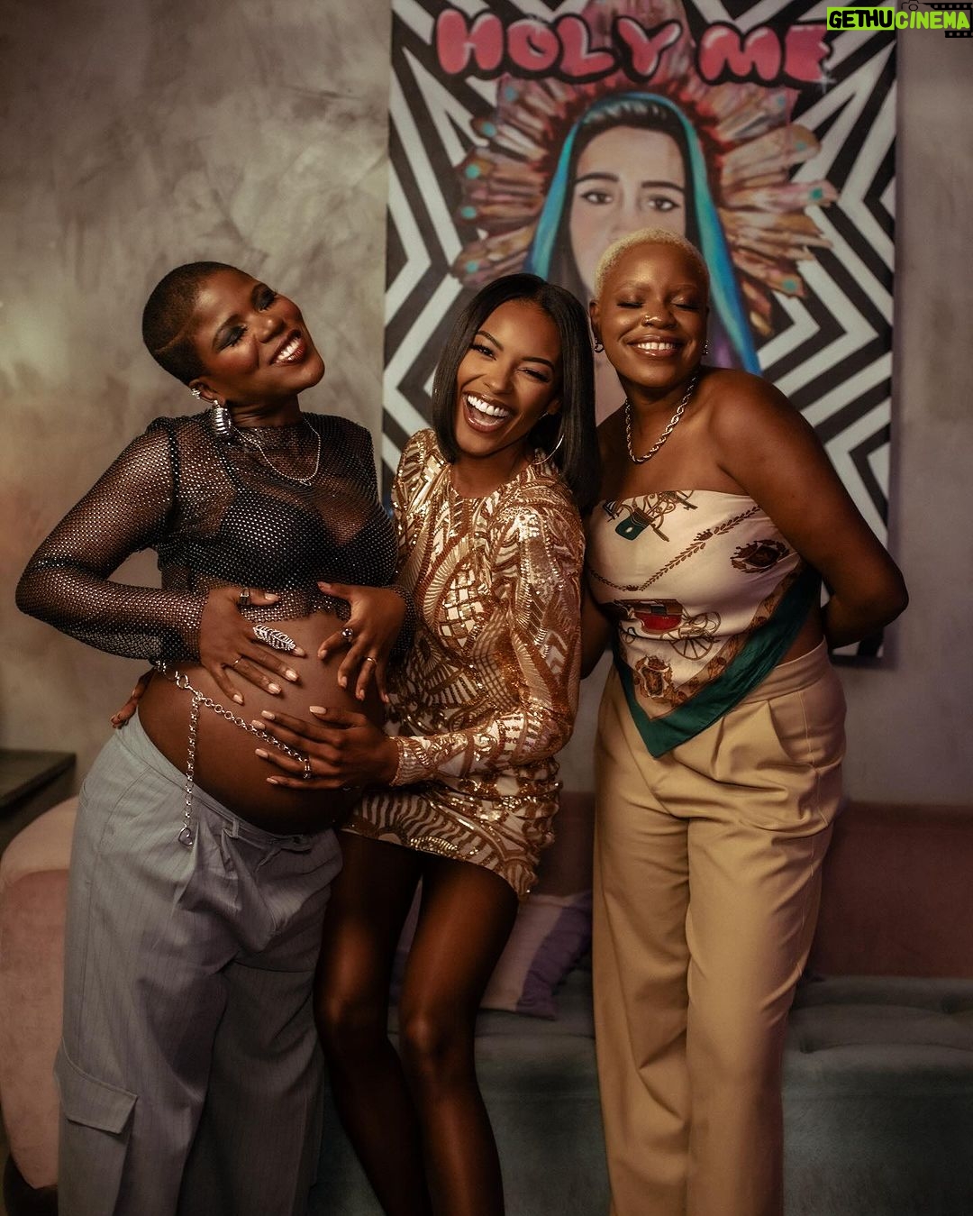 Yolanda Tati Instagram - O ÚLTIMO! Miss Yolo Pod com @sharamdiniz It’s paaarry, É Boda, Dingo Bell… HOJE TEM 😎🔥 Muuuitaaaasss pediram, muuuitaaas acertaram!!! É ELA, ANGOLA! É ELA, BRASIL! É ELA, PORTUGAL! O Ícone, Anjo da VS, Protagonista da Mercedes Benz, Balmain, Chanel, Vogue… AHHH, HOJE É HOJE!!! É o último episódio deste Ano, eu estou gravidissíma e assim vos digo “Até já” com este Especial… Assim me despeço ❤️ E assim vos agradeço… A todos, por TUDO! Estamos juntos, ligados e bué de misturados Miss Yolo Na Casa: 19H🇵🇹 20H🇦🇴 16H🇧🇷 21H🇲🇿 No YouTube e em todas as plataformas de podcast. ACTIVEM 🔔 SE CHAMEEEEEEM! VAI PIPOCAAAR
