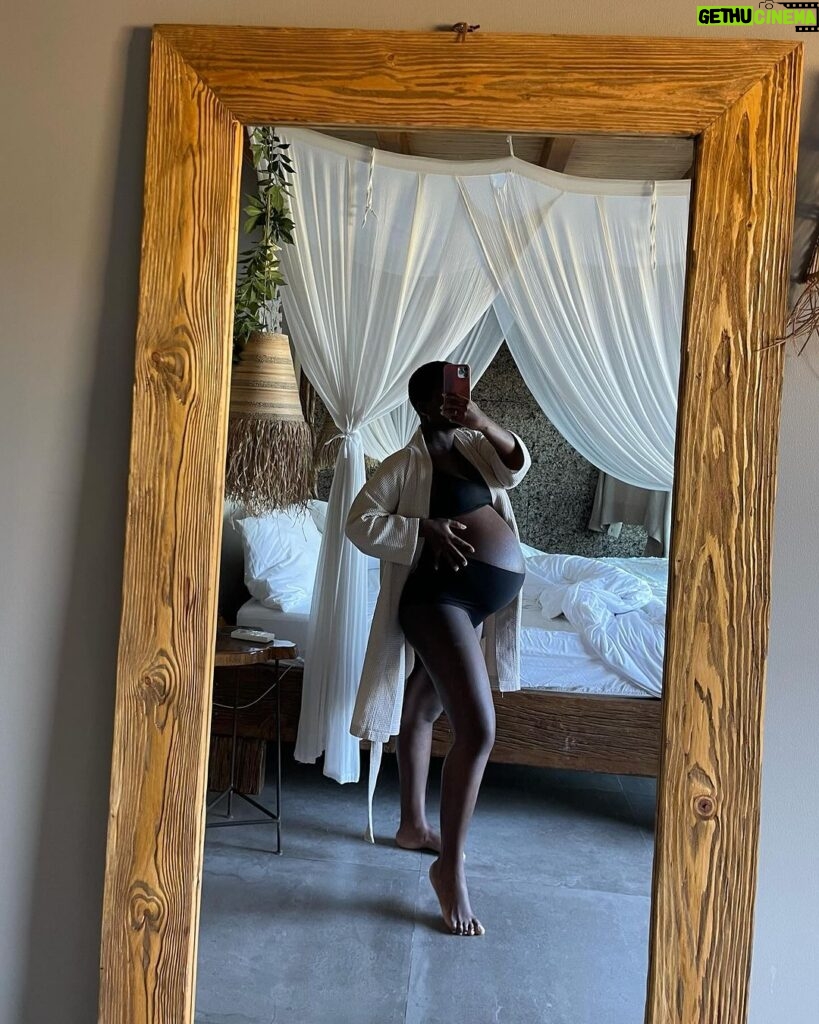 Yolanda Tati Instagram - Offline Life Lately 🤍 9 meses. Retreat Travel Dump. Tic Tac… #MissYoloMood #BabyBump #Gravidinha #Peace #BabyMoon #9months