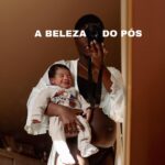 Yolanda Tati Instagram – A BELEZA DO PÓS 🤍 Parte 1
Hoje, 20 dias pós-parto, neste meu Transitório Eu.
Podia chamar-lhe Corpo de Empréstimo, porém estou a pagar a crédito 😂 Na crença firme deste processo que é só MEU. Podia chamar-lhe Amnésia, a esta falta de memória física, quando tantas me perguntam se: “está a ser mais fácil desta segunda vez?” huahahah 😅
– Não. Infelizmente não. Aliás, saibam: é mais difícil.
A diástase de uma segunda gravidez geralmente é maior e leva um pouco mais de tempo a ir ao sítio. E, no meu caso, de recuperação de uma segunda cesariana (sim, quem já assistiu o Relato de Parto sabe de tudo o que aconteceu…) também tende a custar um pouco mais. A perda de peso pode até ser mais rápida, porém a recuperação muscular não. (Palavras da minha querida Médica, abençoadas sejam as exceções à regra)
Todas sabemos que a Recuperação é um processo feio. Longe do esplendor da concepção e da Gravidez. Mas não tem de ser assim, portanto… BORA MUDAR A NARRATIVA?
A minha prioridade é estar bem para mim e para a minha Família. Estou a amamentar e equilibro a minha dieta alimentar nesse sentido. Tenho indicação médica para recomeçar a Fisioterapia Pélvica (sinto que tenho a bacia, os ligamentos e a pélvis ainda fora do lugar…). Faltam 3 semanas (semana 6 pós-cirurgia) até poder retomar os treinos e recuperar o meu abdómen e fechar a diástase. Temos caminho pela frente! 😉 Vou NOVAMENTE 💪🏾 atrás da minha MELHOR VERSÃO e estou optimista e firme: Querem acompanhar? Quem está comigo?
Daqui a 30 Dias volto com update ✨
#PosParto #AntesEDepois #MaternidadeReal
#Corpo #BelezaNatural #Autoestima