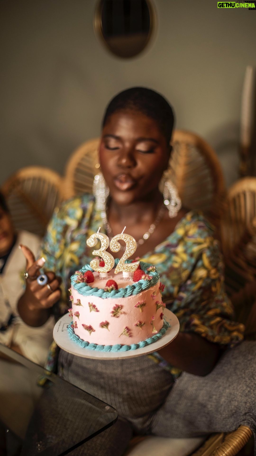 Yolanda Tati Instagram - Muito Obrigada a todos 🤍🎉🥹💐 32 com Sonhos dentro e fora do corpo🤰🏾 Queria apenas agradecer a todos… acho que este tem sido um ano particularmente difícil e cheio de novos desafios para todos nós e promete continuar a fazer com que nos questionemos e reinventemos quando tudo parecer estar do avesso. Podia dizer que tenho, literalmente, uma criança dentro de mim… mas prefiro resumir com o nosso mítico, eterno e muuuui infantil: “JÁ NUM FICO TRISTI… GOXTO BUÉ DE RIR!!!” Buuuuahahahah 😂😂😂😂🔊🔊💕💕💕 Boraaaa 3.2, tou prontaaaaa!!! Recarregada com a energia dos MELHORES que a Vida me deu… OBRIGADA A TODOSSS!! OBRIGADA, UNIVERSO!!! OBRIGADA, DEUS: TUDO CERTO ❣️❣️❣️❣️❣️❣️ #MissYoloMood #MyBirthday #Birthdaycake #Baby #Family #JustForFun #OBRIGADA