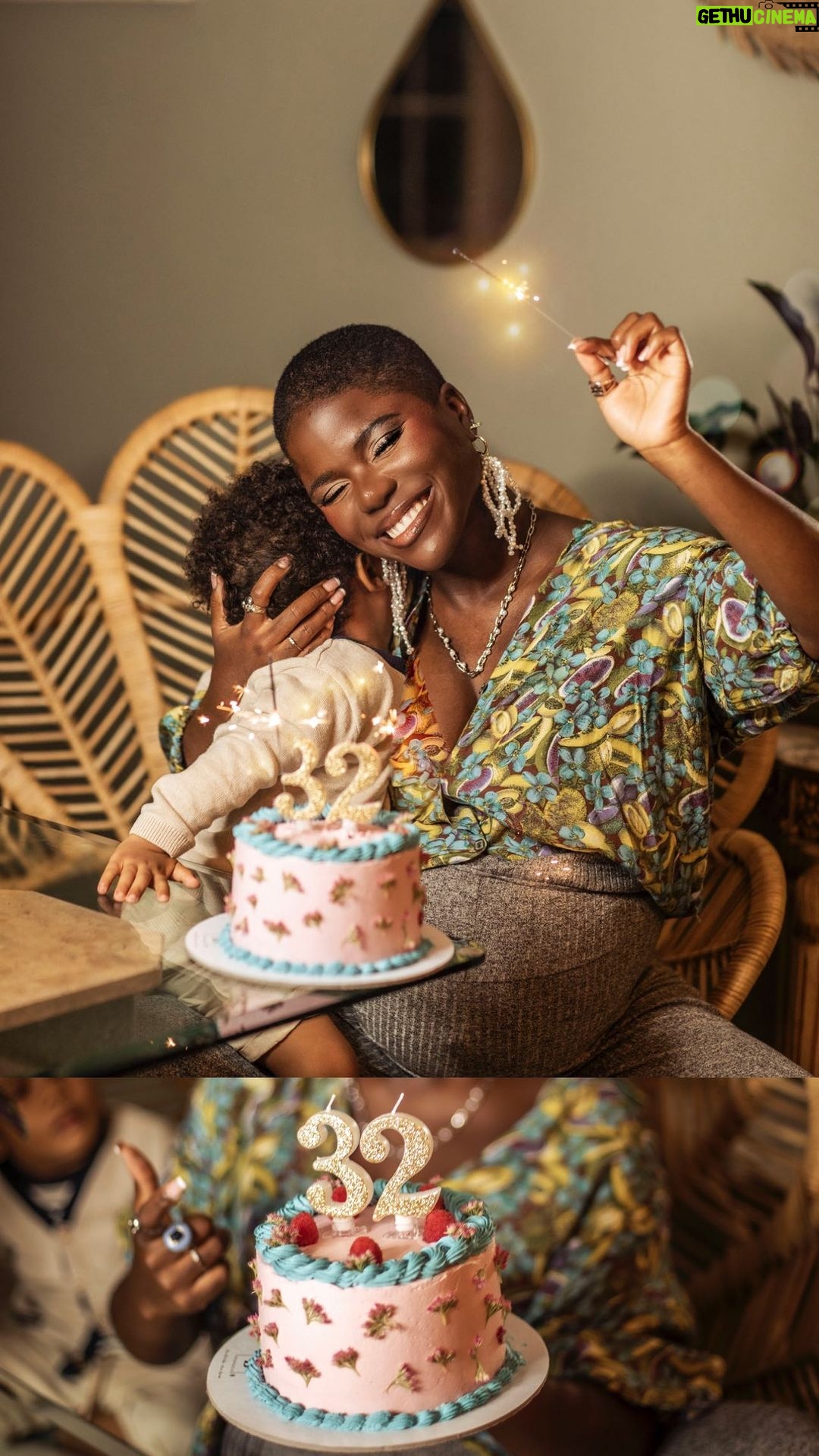 Yolanda Tati - 50.6K Likes - Happy Birthday To Me 🎂😂🥳 32!
É o meu Aniversário. É o aniversário do meu Marido. Sim, que lindo, lol. Já lá vão 7 anos a dividir aquilo que eu mais amo depois dos meus Filhos: ATENÇÃO 💔
Este ano o Marco faz 40. Então decidi abdicar do meu trono de aniversariante protagonista - até porque o meu rabo, este ano, provavelmente não caberia lá 😭 - e decidi dar-lhe toda a luz, já que QUEM DÁ À LUZ sou eu🤰🏾🥲 buuuahhhahah
Parabéns, Amore Mio!!!! Vá, Desejem-me Feliz Aniversário,
Para eu não vos guardar ranço: ranço da gravidez é amarração de verdade…
PARABÉEEENS PRA TI!!! PRA MIM!!! PRA NÓOOSSSS… OBAAAAAAAAAAAAAA!!!!…
PS.: O Leonilson só está chateado pq queria comer o Bolinho… 😭 lindo e delicioso da @brigadeirandolx, a nossa favorita 🍰😅 depois ficou logo contente, mto fobado esse miúdo!!! 👀
#MissYoloMood #HappyBirthday
#HojeÉMeuAniverseiriuuu #EstoudeParabuins
#MaternidadeReal #Gravidinha