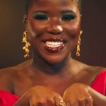 Yolanda Tati Instagram - A Miss Yolo entregou várias indicações de luxo no primeiro episódio do Tudo a Ver Globoplay! Uma delas a nova série Original Globoplay em co-produção com a @rtppt e a @spi.production: a #Codex632. 👀 A série conta a história de um professor de História e especialista em criptologia que precisa descodificar a investigação do seu mentor, no entanto quanto mais perto ele fica da verdade, mais perigos ele encontra! 🔎🔥 ‌ #GloboplayPortugal #Codex632
