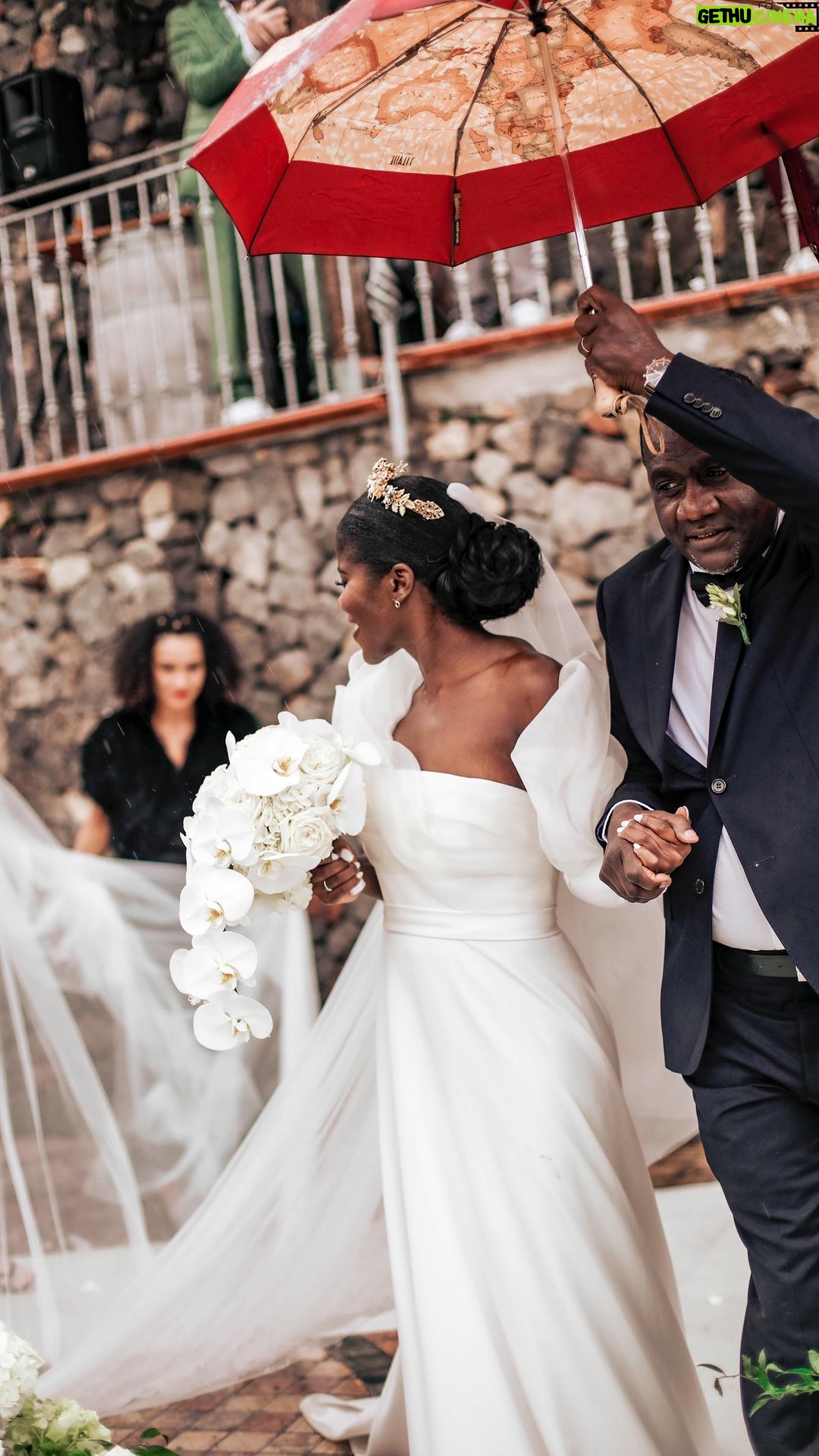 Yolanda Tati Instagram - My Hero 🎂❤️💐👰🏾👴🏾 Happy 64! Um Pai é o Guarda-Chuva eterno de uma Filha contra o mau tempo… - diz-se na Irlanda. O meu Pai junta a humildade e a inteligência de uma forma particular. Nunca o vi falar mal de ninguém nem tampouco negar-se a ajudar quem quer que fosse. Palavra e Honra. Um Homem justo, um Professor e um Engenheiro apaixonado… O meu compromisso eterno com a Bondade, a Sabedoria e a Vida ❤️ Muito Obrigada por tudo, Papá! (Adorei entrar contigo no altar… Cada passo naquela escadaria… O Mar e o Amor imenso italiano à nossa frente… SORTE GRANDE A MINHA!!!! AMO-TE, MÔ KOTA) 🕊️ #MissYoloMood #Dadlife #Daughther #Wedding #Bride #ReelsInstagram