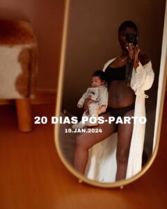 Yolanda Tati Instagram - A BELEZA DO PÓS 🤍 Parte 1 Hoje, 20 dias pós-parto, neste meu Transitório Eu. Podia chamar-lhe Corpo de Empréstimo, porém estou a pagar a crédito 😂 Na crença firme deste processo que é só MEU. Podia chamar-lhe Amnésia, a esta falta de memória física, quando tantas me perguntam se: “está a ser mais fácil desta segunda vez?” huahahah 😅 - Não. Infelizmente não. Aliás, saibam: é mais difícil. A diástase de uma segunda gravidez geralmente é maior e leva um pouco mais de tempo a ir ao sítio. E, no meu caso, de recuperação de uma segunda cesariana (sim, quem já assistiu o Relato de Parto sabe de tudo o que aconteceu…) também tende a custar um pouco mais. A perda de peso pode até ser mais rápida, porém a recuperação muscular não. (Palavras da minha querida Médica, abençoadas sejam as exceções à regra) Todas sabemos que a Recuperação é um processo feio. Longe do esplendor da concepção e da Gravidez. Mas não tem de ser assim, portanto… BORA MUDAR A NARRATIVA? A minha prioridade é estar bem para mim e para a minha Família. Estou a amamentar e equilibro a minha dieta alimentar nesse sentido. Tenho indicação médica para recomeçar a Fisioterapia Pélvica (sinto que tenho a bacia, os ligamentos e a pélvis ainda fora do lugar…). Faltam 3 semanas (semana 6 pós-cirurgia) até poder retomar os treinos e recuperar o meu abdómen e fechar a diástase. Temos caminho pela frente! 😉 Vou NOVAMENTE 💪🏾 atrás da minha MELHOR VERSÃO e estou optimista e firme: Querem acompanhar? Quem está comigo? Daqui a 30 Dias volto com update ✨ #PosParto #AntesEDepois #MaternidadeReal #Corpo #BelezaNatural #Autoestima