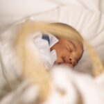 Yolanda Tati Instagram – Quem é Quem? Max ⚔️ Vs Leo 🦁
Decidi criar a tradição de os fotografar nos mesmos momentos-chave. Refizemos exactamente a mesma sessão que fizemos em nossa casa quando o Leonardo completou 7 dias de vida. A mesma idade, a mesma alcofa, os mesmos lençóis… um recém-nascido diferente… ou nem tanto 😂
O que vocês acham???? Pari 2 vezes a mesma pessoa? 🤔
OBRIGADA a todas pelo feedback ao Meu Relato de Parto.
É e será sempre uma honra poder servir as mulheres, seguidoras, amigas que me rodeiam. Obrigada por cada mensagem, comentário, partilha… Ainda não consegui ler tudo, ainda mensagens pendentes desde o parto – que já sabem, agora, que foi mais um parto difícil e que ainda estou a recuperar ❤️🩹… nas nuvens, rodeada do melhor AMOR.
Obrigada, continuem a assistir! link nos stories e no perfil!
#MoambaComPizza #TheTatiTurco #Brothers
.
🎞️: @miniavailable @ph_sarapinheiro