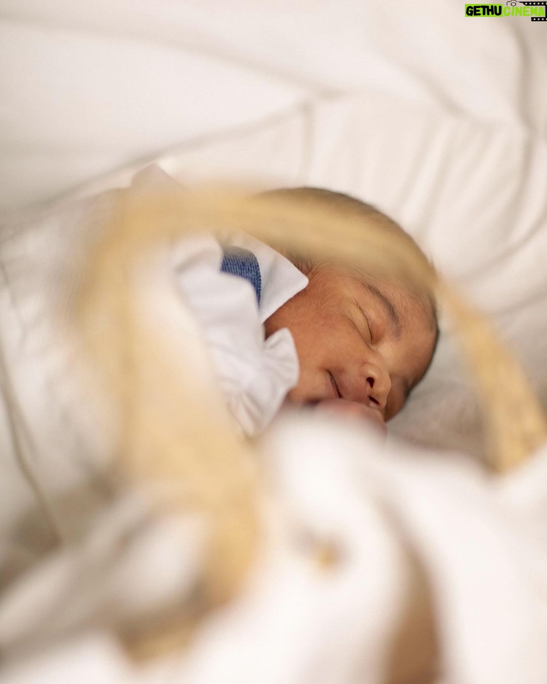 Yolanda Tati Instagram - Quem é Quem? Max ⚔️ Vs Leo 🦁 Decidi criar a tradição de os fotografar nos mesmos momentos-chave. Refizemos exactamente a mesma sessão que fizemos em nossa casa quando o Leonardo completou 7 dias de vida. A mesma idade, a mesma alcofa, os mesmos lençóis… um recém-nascido diferente… ou nem tanto 😂 O que vocês acham???? Pari 2 vezes a mesma pessoa? 🤔 OBRIGADA a todas pelo feedback ao Meu Relato de Parto. É e será sempre uma honra poder servir as mulheres, seguidoras, amigas que me rodeiam. Obrigada por cada mensagem, comentário, partilha… Ainda não consegui ler tudo, ainda mensagens pendentes desde o parto - que já sabem, agora, que foi mais um parto difícil e que ainda estou a recuperar ❤️🩹… nas nuvens, rodeada do melhor AMOR. Obrigada, continuem a assistir! link nos stories e no perfil! #MoambaComPizza #TheTatiTurco #Brothers . 🎞️: @miniavailable @ph_sarapinheiro
