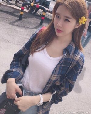 Yoo In-na Instagram - D-2 💛