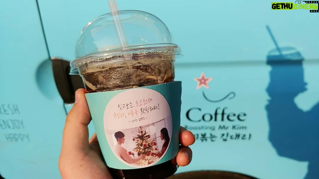 Yoo In-na Instagram - 사랑해요 #김병수감독님 2 치킨차에 커피차까지 야호 #진심이닿다 #그녀석 #유인나 ctto @ys870922