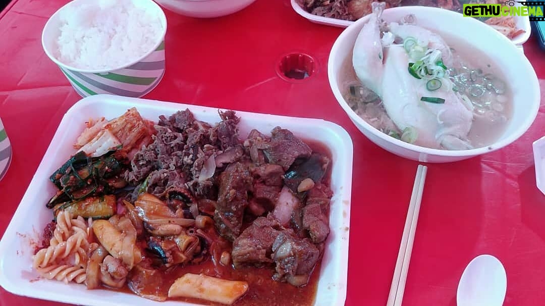 Yoo In-na Instagram - Food and Drink truck sent by IU to Yoo Inna's drama "Touch Your Heart" filming set - ctto @ys870922 아이유누나가 촬영장에 통크게쏨 삼계탕,갈비찜,불고기,오징어볶음 반찬많이 과일많이 배부르게 먹음 야호 #아이유 #유인나 #아이유인나 #진심이닿다
