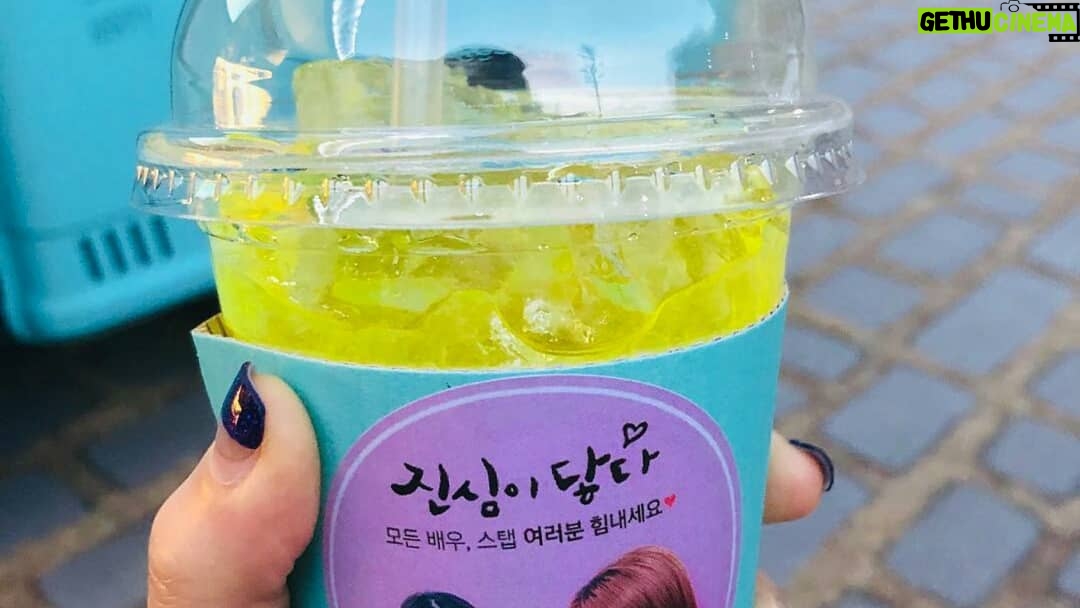Yoo In-na Instagram - Food and Drink truck sent by IU to Yoo Inna's drama "Touch Your Heart" filming set - ctto @ys870922 아이유누나가 촬영장에 통크게쏨 삼계탕,갈비찜,불고기,오징어볶음 반찬많이 과일많이 배부르게 먹음 야호 #아이유 #유인나 #아이유인나 #진심이닿다