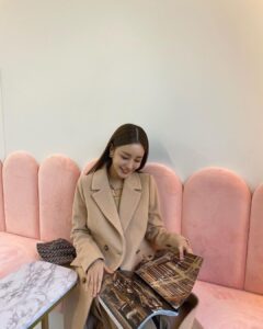 Yoon Jin-yi Instagram - 오늘 신사와아가씨 많관부❤️