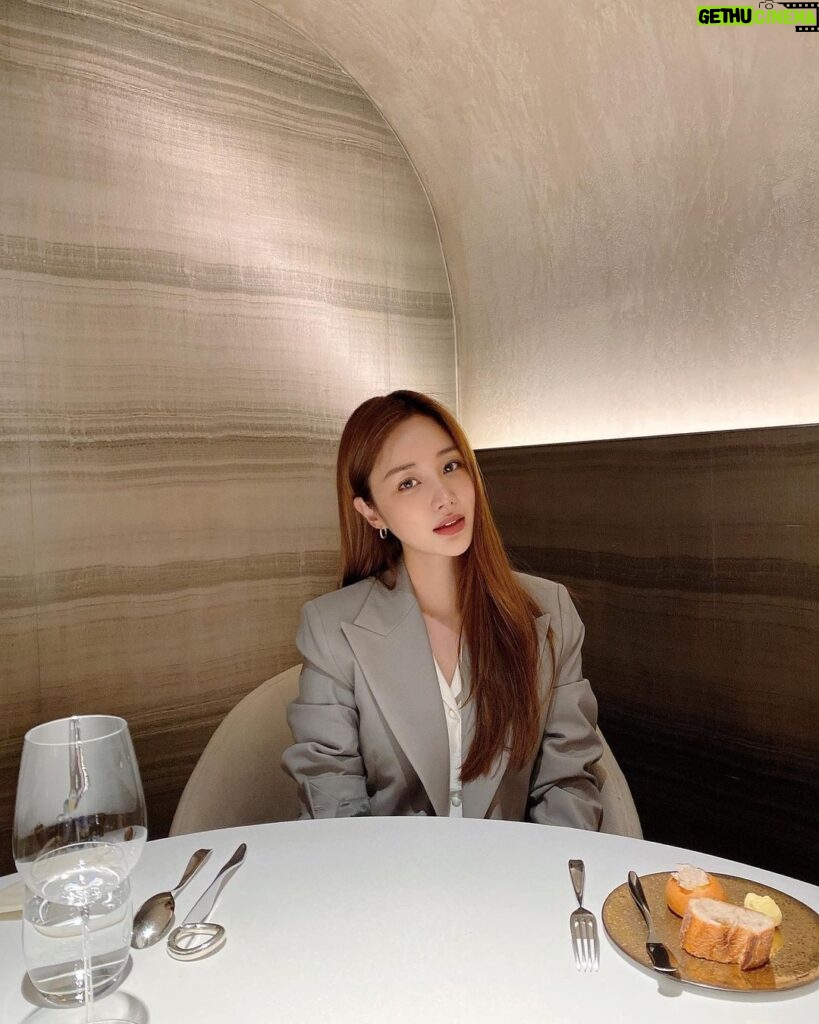 Yoon Jin-yi Instagram - 음식 하나하나가 너무 이뻐 👍