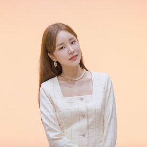 Yoon Jin-yi Instagram - 신사와아가씨 많이 사랑해 주세요🌸
