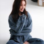 Yoon Jin-yi Instagram - 안녕하세요 배우 윤진이 입니다 어느 유튜버가 저에 대한 근거 없는 이야기를 만든 영상을 보았습니다. 4분26초짜리 영상에는 정말 어처구니 없는 거짓 이야기들이 많더군요. 그 내용이 마치 사실인 것처럼 유명 기자님의 TV출연 화면을 교묘하게 편집하여 저에 대한 악성 루머 영상을 만들었습니다. 처음에는 너무 황당한 이야기라 대응 없이 웃어넘기려 했으나, 그 영상을 보신분들 중에 그 내용을 믿으시는 분도 계시더군요. 무엇보다 제 주변 소중한분들이 속상해 하시는 모습이 마음 불편했습니다. 저는 어릴적 꿈이였던 배우가 되기 위해 연극영화과에 진학하였습니다. 대학교 재학시절 학교 에 오디션을 보러 온 기획사와 전속계약을 맺게 되었고, 열심히 노력하여 데뷔작을 통해 지금 까지 10년간 연기자 활동을 하고 있습니다. 학생과 배우를 제외한 어떠한 직업과 일도 하지 않았습니다. 저는 배우입니다. 제 일을 사랑하고, 감사하며 누구보다 즐기며 일을 하고 있습니다. 응원해주시는 여러분 덕분에 연기를 할 수 있어 행복합니다. 더더욱 열심히 노력하여 진정성 있는 연기자로 거듭나겠습니다. 항상 아껴주시고, 응원해주셔서 감사합니다. 늘 건강하고, 행복하세요~~ ^^