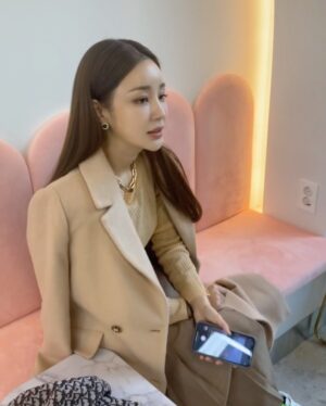 Yoon Jin-yi Instagram - 오늘 신사와아가씨 많관부❤️