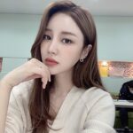 Yoon Jin-yi Instagram – 야근이지만 항상 즐거운 대기실 💖오늘 본방사수 해주세용