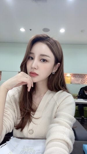 Yoon Jin-yi Instagram - 야근이지만 항상 즐거운 대기실 💖오늘 본방사수 해주세용