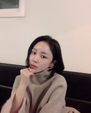 Yoon Jin-yi Instagram - 추억 익숙한 시간들