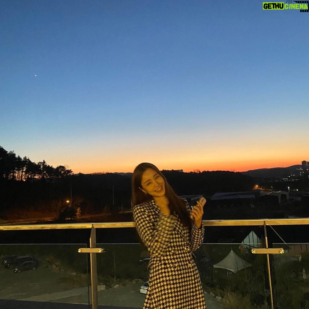 Yoon Jin-yi Instagram - happy virus😍