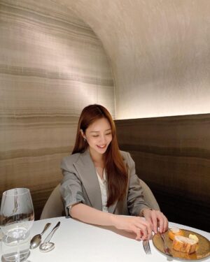 Yoon Jin-yi Instagram - 음식 하나하나가 너무 이뻐 👍