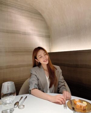 Yoon Jin-yi Instagram - 음식 하나하나가 너무 이뻐 👍