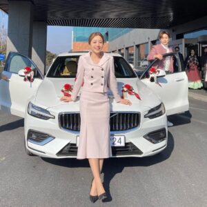 Yoon Jin-yi Instagram - 웨딩카도 타보고 ㅎㅎ넘나 재밌었던 촬영
