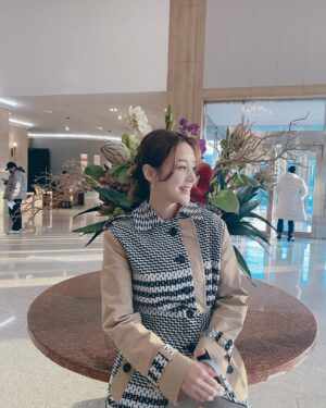 Yoon Jin-yi Instagram - 행복으로 가득 하길 💕