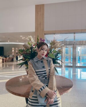 Yoon Jin-yi Instagram - 행복으로 가득 하길 💕