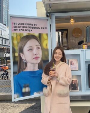 Yoon Jin-yi Instagram - 나울어 진짜 감동의날 ❤️