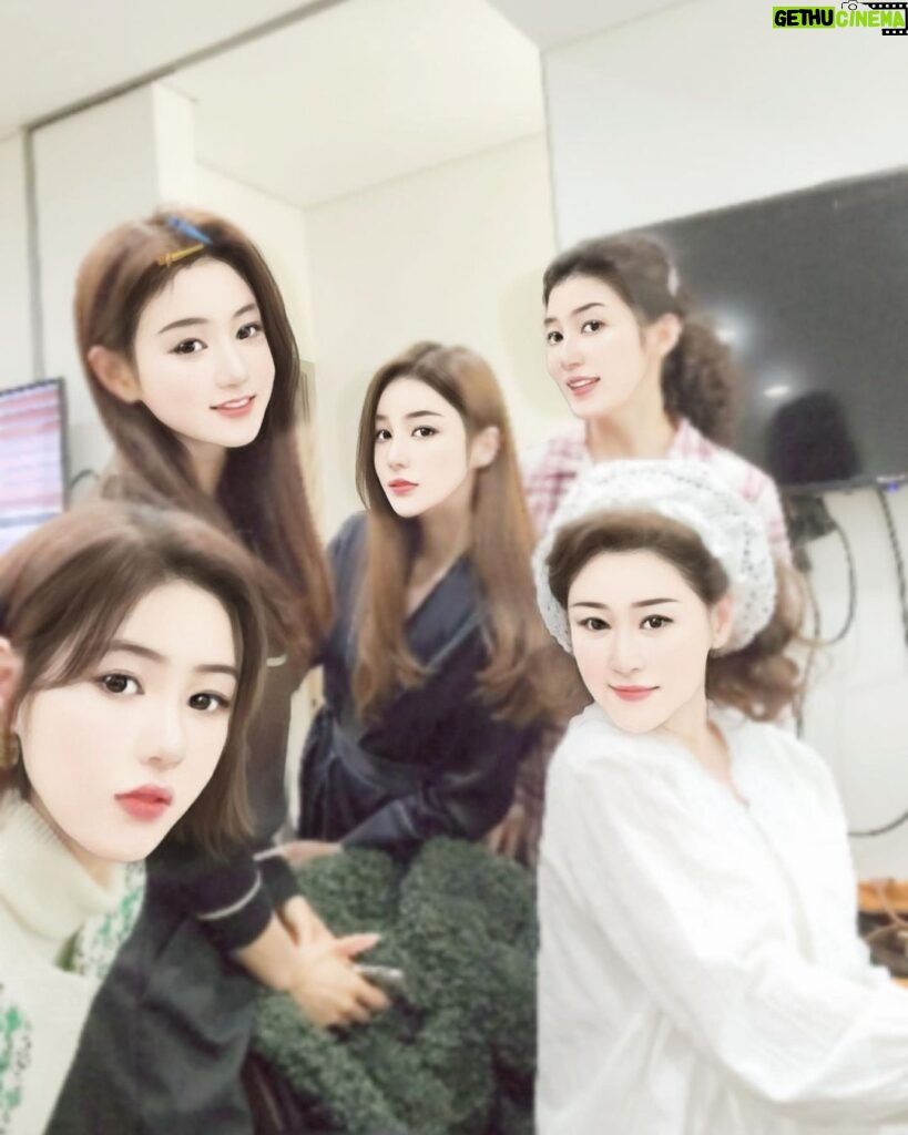 Yoon Jin-yi Instagram - 항상 대기실은 즐거워 💖사랑해요