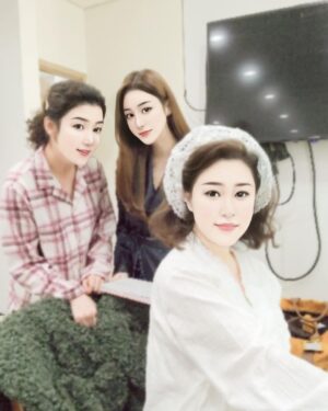 Yoon Jin-yi Instagram - 항상 대기실은 즐거워 💖사랑해요
