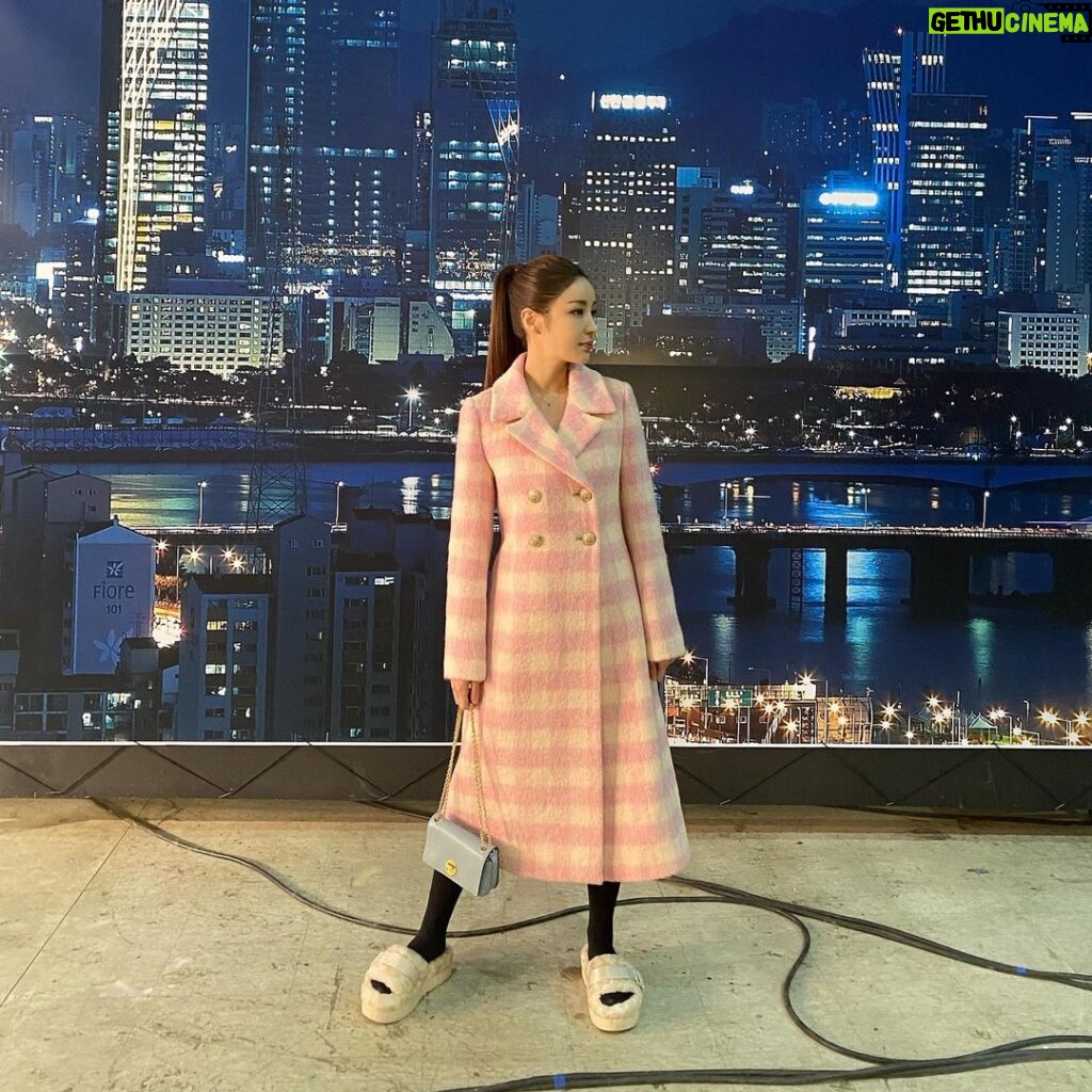 Yoon Jin-yi Instagram - 스트레스를 쇼핑으로 푸는 우리세련 부럽