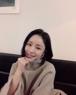 Yoon Jin-yi Instagram - 추억 익숙한 시간들