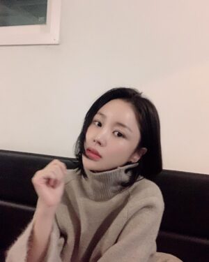 Yoon Jin-yi Instagram - 추억 익숙한 시간들