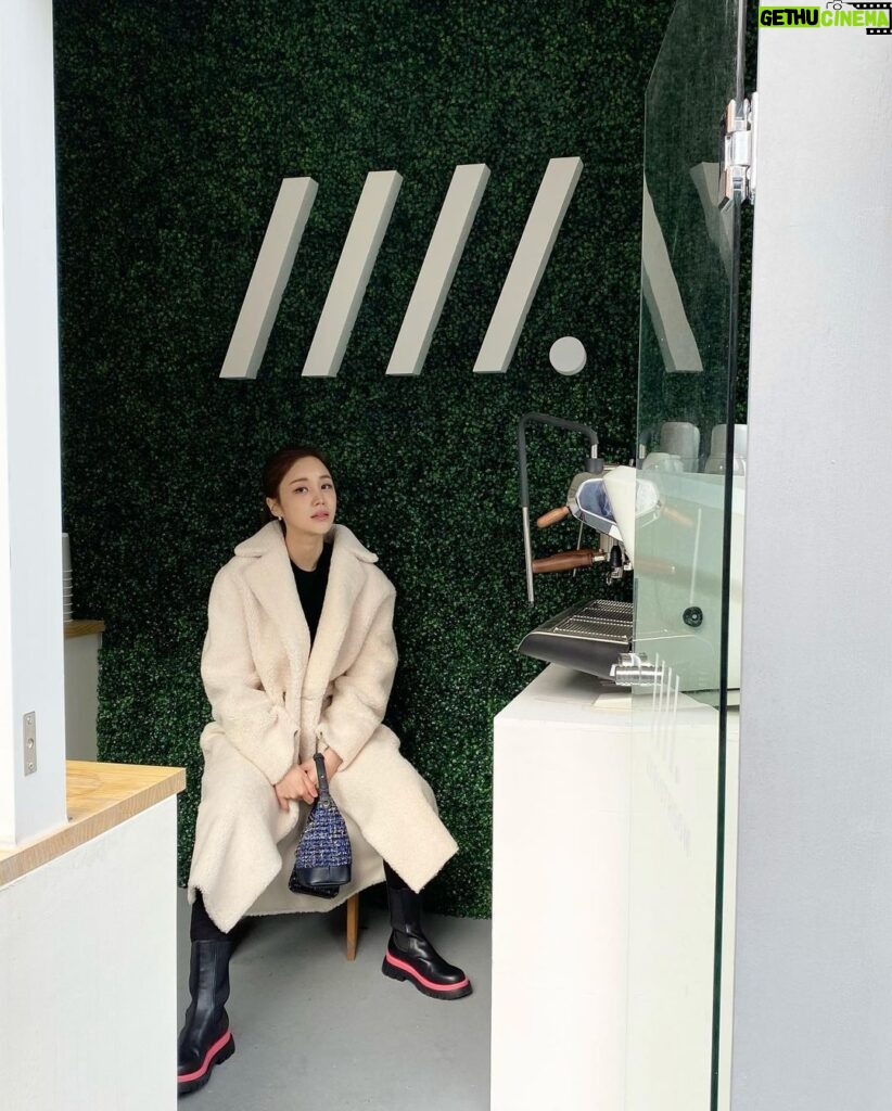 Yoon Jin-yi Instagram - 요즘 블랙컬러만 💖