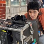 Yu Jung Woo Instagram - 한동안 제가 안보여서 뭘 하나 궁금하셨나요? 저도 제가 뭘 하는 사람인가 고민을 해보았습니다. 일단 많이 아팠습니다. 몸도, 마음도. 지금은 뭐 많이 좋아졌구요... 그동안 하고싶었던 걸 했습니다. 일단은 푹 셨어요. 일도 오디션도 아무것도 생각하지 않았구요. 피로하게 사람들을 만나지도 않았어요. 책도 많이 읽고, 영화도 보고, 산책도 하고. 그리고 또 연출도 하나 했네요. 4년전에 써놨던 시나리오로요. 이게 될까... 싶었던게 벌써 촬영을 끝내고 후반작업을 바라보고 있네요. 연기와 연출을 동시에 하려니 힘들어 죽는 줄 알았습니다. 그럼에도 해냈고, 이겨냈습니다. 막연했지만, 꿈같은 시간이었어요. 그리고 너무 좋았습니다. 그리고, 세상은 혼자 사는게 아니었네요. 건강을 잃었을 때 가족들과 친구들의 위로에서부터, 처음으로 시작한 감독이라는 직업에 한걸음에 도와준 사람들까지. 저 혼자한건 아무것도 없습니다. 모두모두 고마워요. 휴. 이제 기운차리고 다시 시작해야죠. 다.