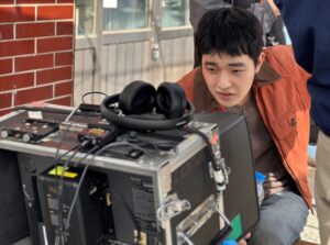 Kim Sung Hyun Instagram - 한동안 제가 안보여서 뭘 하나 궁금하셨나요? 저도 제가 뭘 하는 사람인가 고민을 해보았습니다. 일단 많이 아팠습니다. 몸도, 마음도. 지금은 뭐 많이 좋아졌구요... 그동안 하고싶었던 걸 했습니다. 일단은 푹 셨어요. 일도 오디션도 아무것도 생각하지 않았구요. 피로하게 사람들을 만나지도 않았어요. 책도 많이 읽고, 영화도 보고, 산책도 하고. 그리고 또 연출도 하나 했네요. 4년전에 써놨던 시나리오로요. 이게 될까... 싶었던게 벌써 촬영을 끝내고 후반작업을 바라보고 있네요. 연기와 연출을 동시에 하려니 힘들어 죽는 줄 알았습니다. 그럼에도 해냈고, 이겨냈습니다. 막연했지만, 꿈같은 시간이었어요. 그리고 너무 좋았습니다. 그리고, 세상은 혼자 사는게 아니었네요. 건강을 잃었을 때 가족들과 친구들의 위로에서부터, 처음으로 시작한 감독이라는 직업에 한걸음에 도와준 사람들까지. 저 혼자한건 아무것도 없습니다. 모두모두 고마워요. 휴. 이제 기운차리고 다시 시작해야죠. 다.